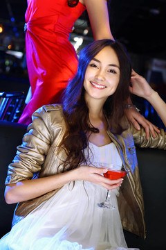 夜總會里有魅力的女人喝一杯