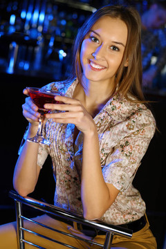 夜總會(huì)里有魅力的女人喝一杯
