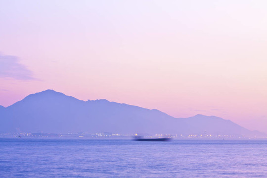 沿著海岸的日落景象