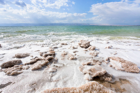 在死海海灘上的結(jié)晶鹽
