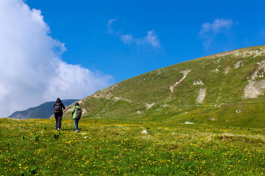 在帕朗山iezer峰登山的游客