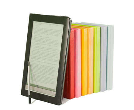 排在白色背景上的彩色書籍和電子書閱讀器
