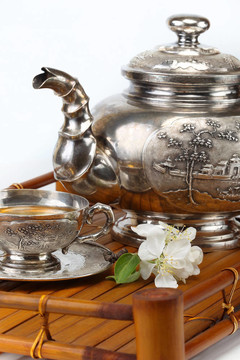 茶杯中的綠茶；茶壺；花