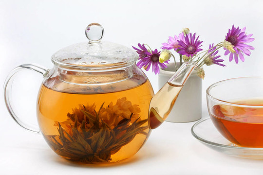 茶壺；一杯茶和一瓶花