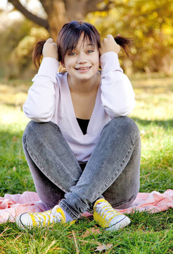 在公園里，美麗的黑發(fā)女孩。