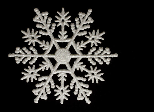 黑色背景下的圣誕雪花裝飾