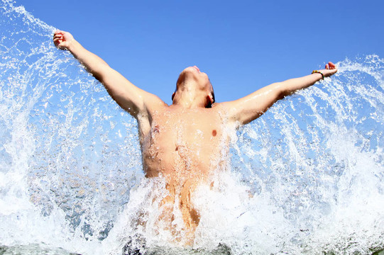 水中的男人。