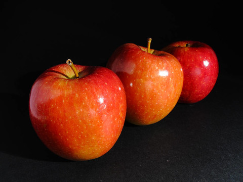 三個(gè)紅蘋果排成一排
