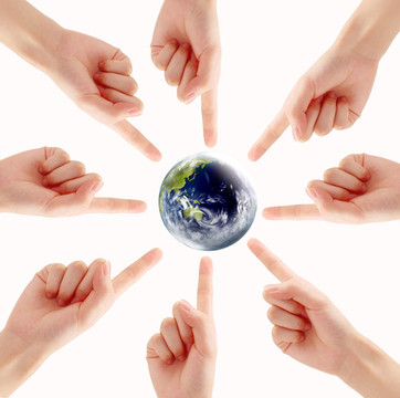一個(gè)民族的人手中的綠色地球世界的概念符號(hào)