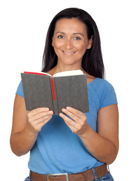 黑發(fā)女人讀一本書