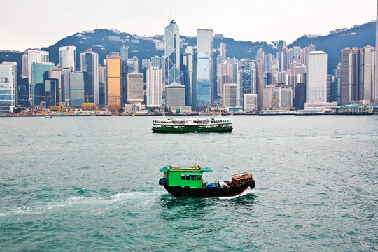 在香港著名的天星小輪在高層及超高層建筑的海洋維港景觀