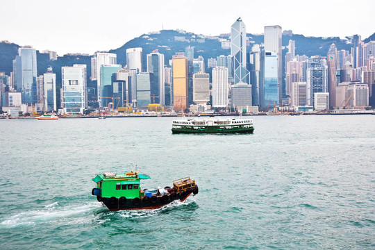 在香港著名的天星小輪在高層及超高層建筑的海洋維港景觀