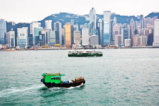 在香港著名的天星小輪在高層及超高層建筑的海洋維港景觀