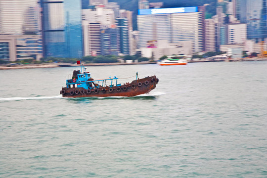 在香港的高樓和摩天大樓在遠(yuǎn)洋船舶維港景觀