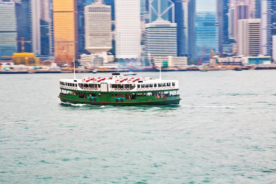 在香港著名的天星小輪在高層及超高層建筑的海洋維港景觀
