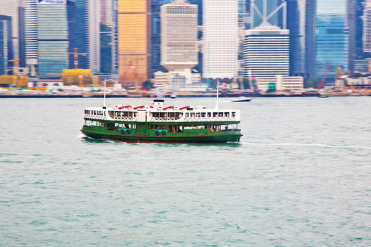在香港著名的天星小輪在高層及超高層建筑的海洋維港景觀