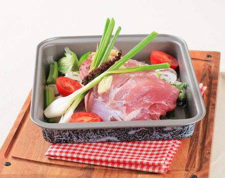 生豬肉和新鮮蔬菜
