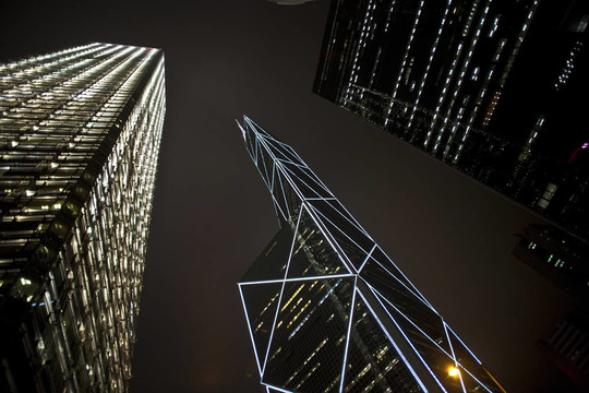 夜間摩天大樓的立面
