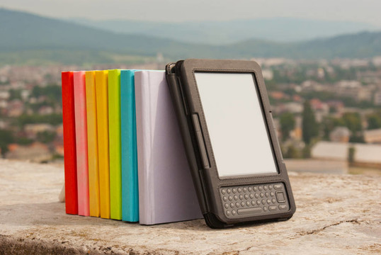 帶電子書閱讀器的彩色圖書排