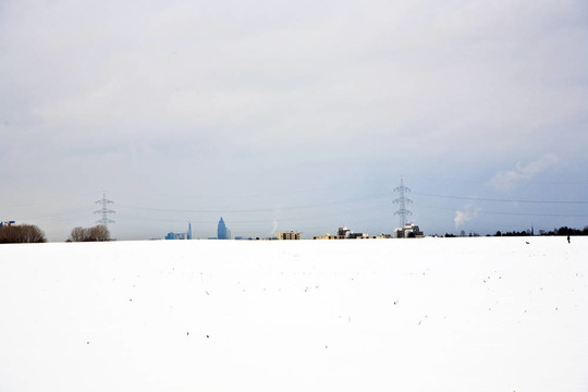 與樹(shù)木在冬天的雪壩