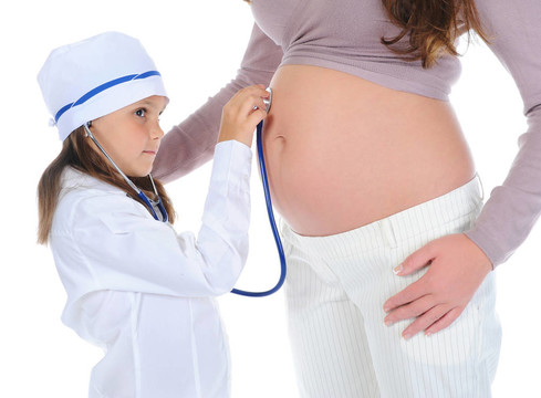 懷孕的女人和她的女兒