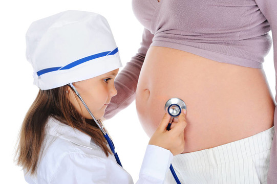 懷孕的女人和她的女兒