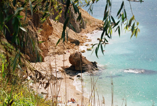 海岸和海灘與藍(lán)色的水