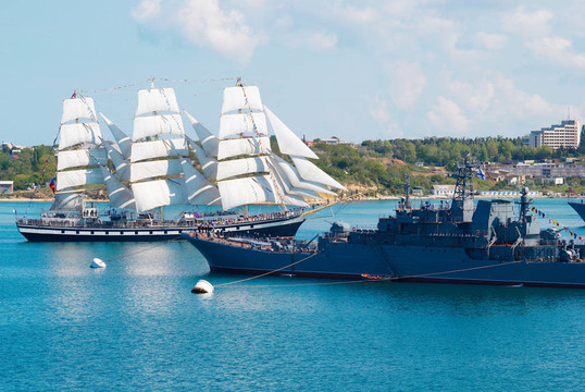 帆船和軍艦。