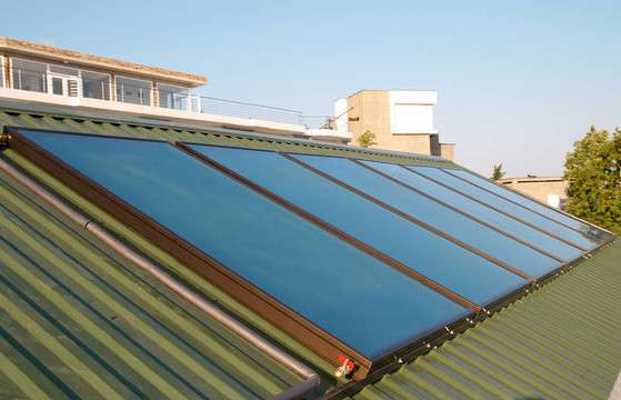 太陽能電池板（geliosystem）在房頂上。