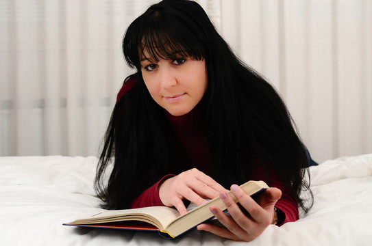 年輕的女人讀一本書