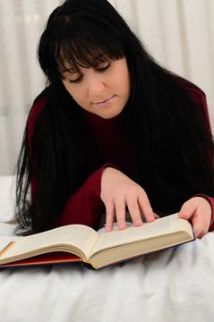 年輕的女人讀一本書