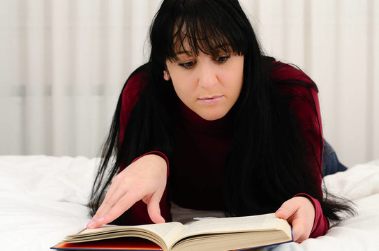 年輕的女人讀一本書