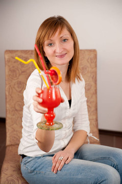 特寫鏡頭華麗的女孩與雞尾酒