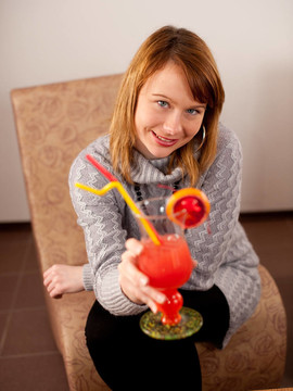 特寫鏡頭華麗的女孩與雞尾酒