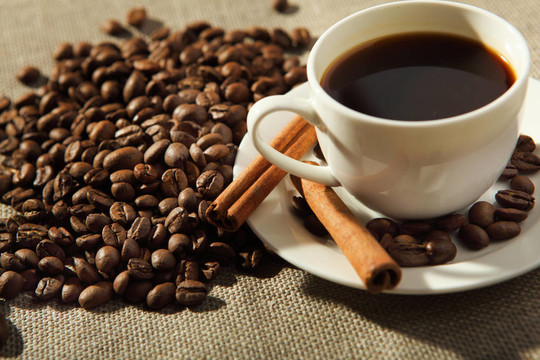 一杯有肉桂的咖啡杯