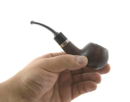 人的手上有一根煙煙斗，與白色隔絕