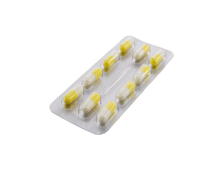 許多不同顏色的藥片和藥片在白色背景下分離