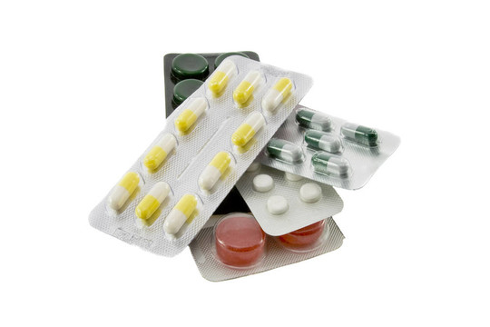 許多不同顏色的藥片和藥片在白色背景下分離