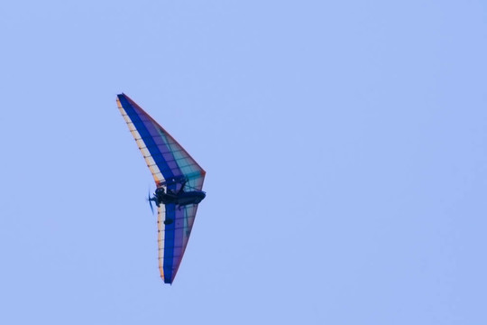 在藍(lán)色的天空deltaplane極限飛行