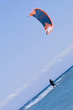 kiteboarder喜歡在海里沖浪