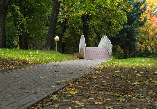 秋天的公園里的小路和橋