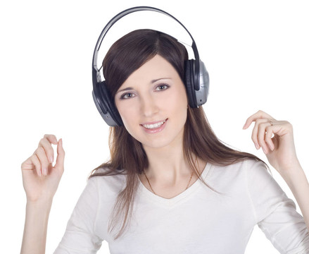 年輕女子在耳機聽音樂