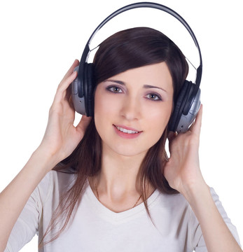 年輕女子在耳機(jī)聽(tīng)音樂(lè)