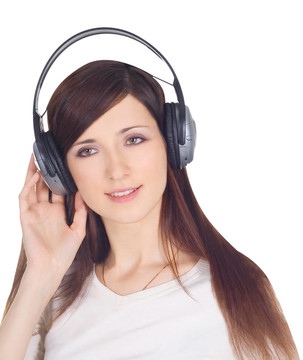 年輕女子在耳機聽音樂