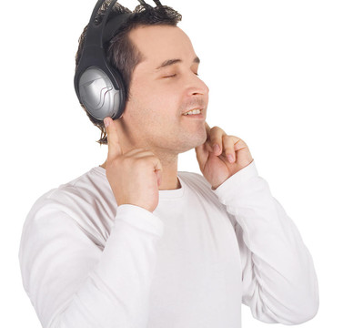 情感人在耳機(jī)聽音樂