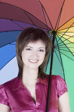 美麗的女人帶著五顏六色的雨傘