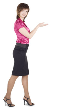 幸福的女人在他的手掌上展示著什么