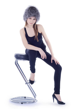 戴帽子的年輕女子坐在椅子上