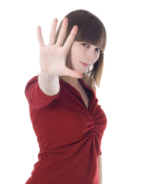 可愛的女人在紅色的衣服顯示停止標(biāo)志