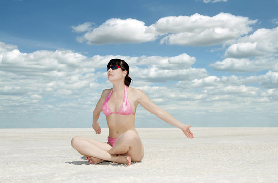 美麗的年輕女子在戶外做瑜伽運(yùn)動